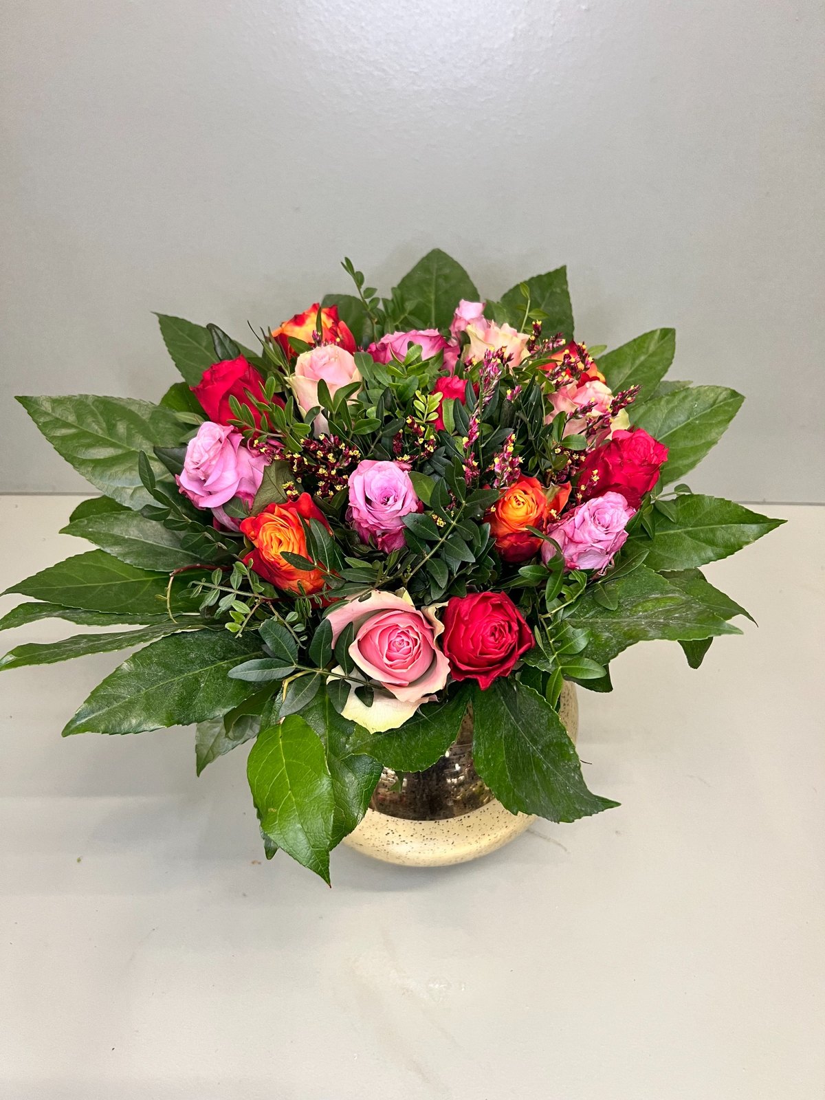 Farverig rosenbuket